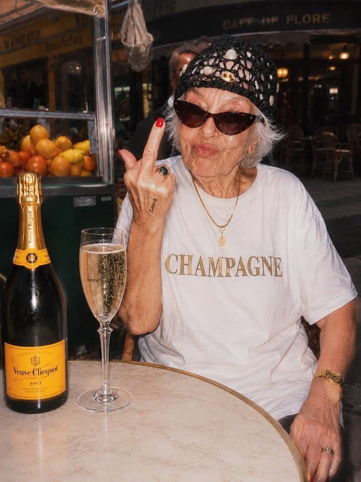 Senhora com champanhe
